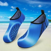 Мажи и жени лизгаат на боси Брзи суво плажа Аква јога вода чевли